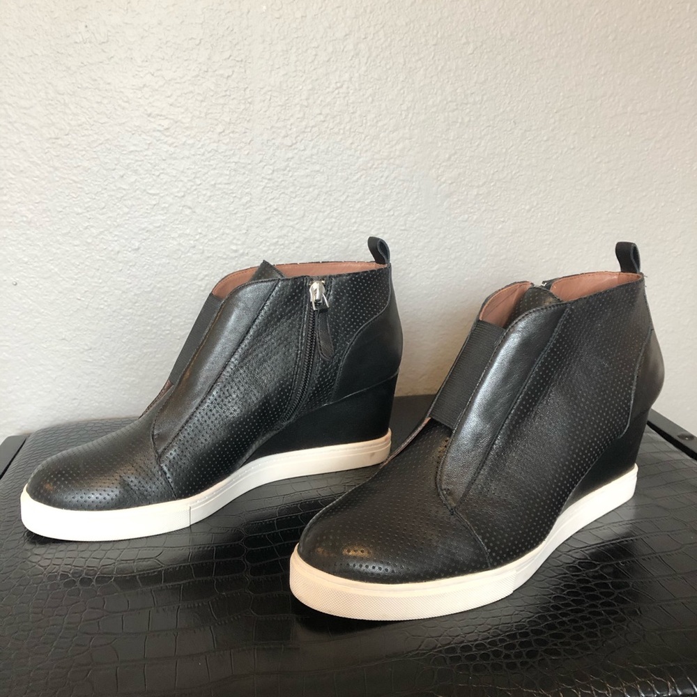 Wedge black leather sneakers